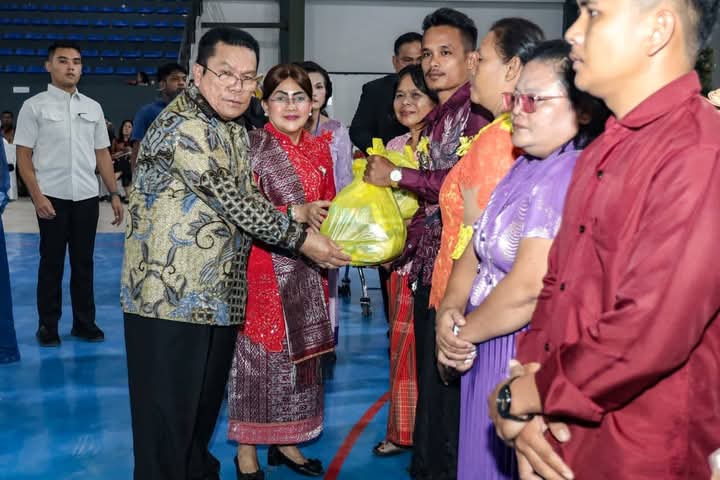 Natal Oikumene-Siantar: Wali Kota Wesly Silalahi Beri 40 Paket Natal kepada Partigatiga RADOT